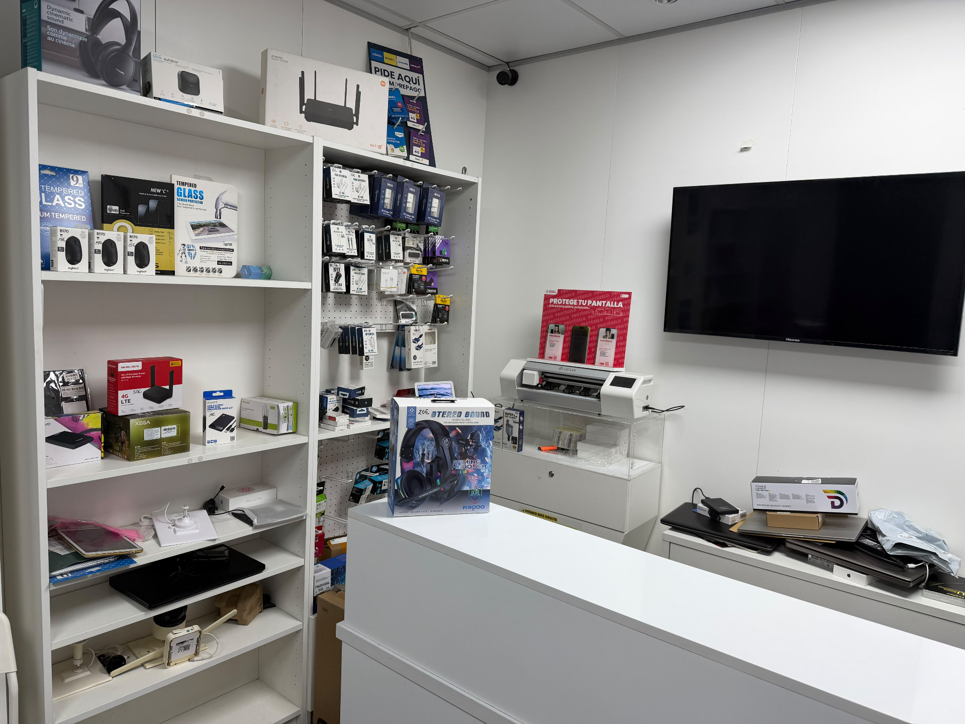 Estanterías con accesorios y protectores de pantalla