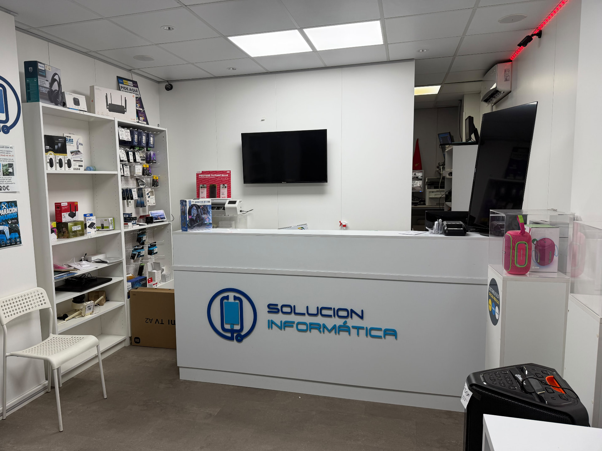 Expositores con móviles y auriculares en la tienda