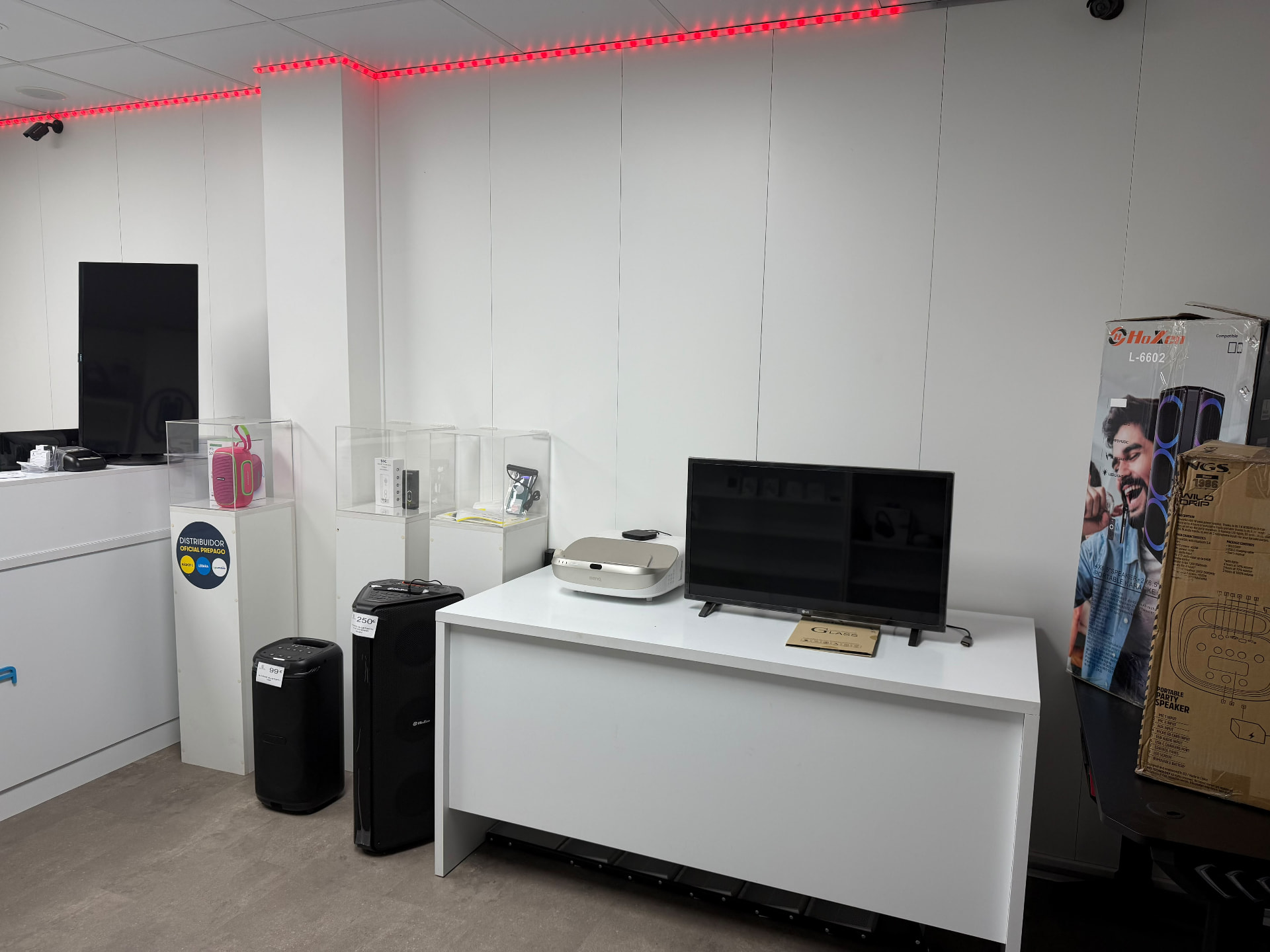 Zona de audio con altavoces y televisores